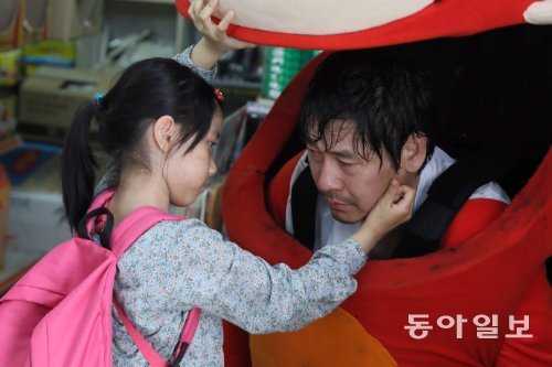 소원(이레·왼쪽)의 아빠 동훈(설경구)은 상처 깊은 딸과 대화하기 위해 어린이 애니메이션 주인공으로 분장한다. 롯데엔터테인먼트 제공