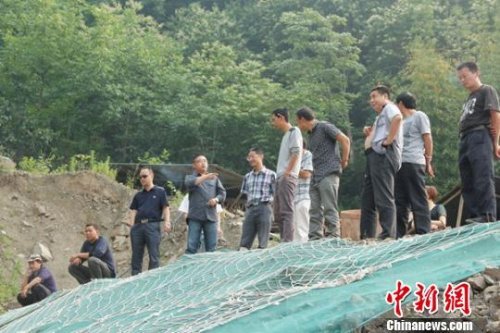 5년 전 대지진의 피해를 극복하기 위해 온몸을 바쳐 노력하다 숨진 중국 쓰촨 성 베이촨 창족 자치현 란후이 부현장(가운데 체크무늬 셔츠). 그는 사고 당일에도 지진 피해복구 현장을 시찰하고 있었다. (출처 중국신문망)