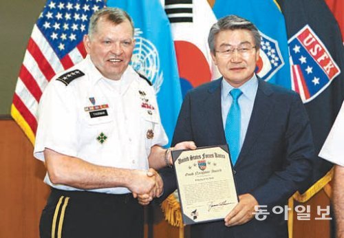 박승호 포항시장이 제임스 서먼 주한미군사령관(왼쪽)으로부터 ‘좋은 이웃상’ 상패를 받고 있다. 포항시 제공