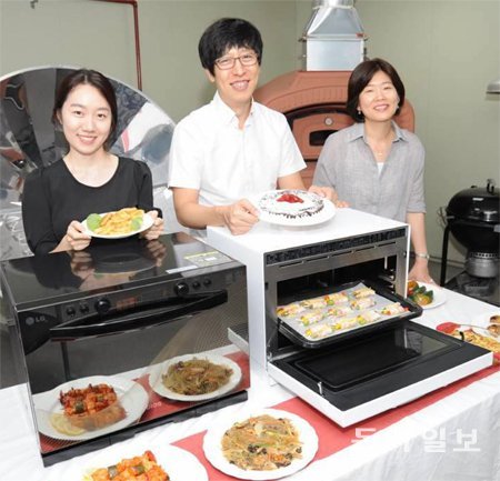 LG전자 C&C 쿠킹 랩에서 신은미 주임연구원, 제성훈 책임연구원, 김광화 수석연구원(왼쪽부터)이 ‘디오스 광파오븐’으로 만든 다양한 요리를 선보이고 있다. LG전자 제공