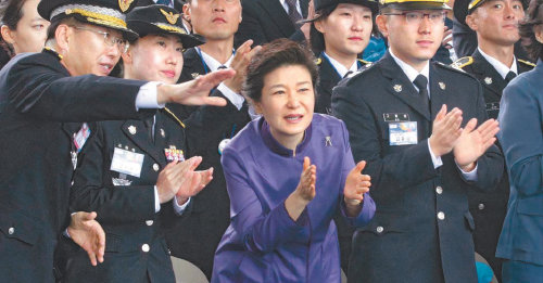 ‘해경의 날’ 박수치고… 박근혜 대통령이 24일 인천해양경찰서 전용부두에서 열린 제60주년 해양경찰의 날 기념식에서 수상 사열을 하며 박수를 치고 있다. 사진공동취재단