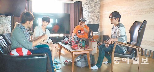 MBC 예능 프로그램 ‘나 혼자 산다’는 혼자 사는 남자 연예인들이 자신의 집에서 생활하는 평범한 일상을 그대로 보여준다. 왼쪽부터 노홍철, 비스트의 양요섭. 데프콘, 강타. MBC 제공