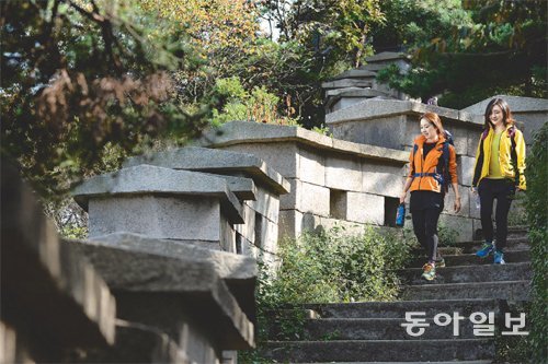 하이킹 초보자들은 부담 없이 걸을 수 있고, 적당히 운동이 되는 코스를 선택하는 것이 바람직하다고 전문가들은 조언한다. 특히 내려올 때는 앞쪽으로 무게가 쏠리지 않도록 사뿐사뿐 걸어야 무릎 부상을 막을 수 있다. 17일 직장인 이규리 씨(왼쪽)와 이유미 씨가 서울 종로구 부암동 북악산을 걷고 있다. 정철훈 사진작가 제공