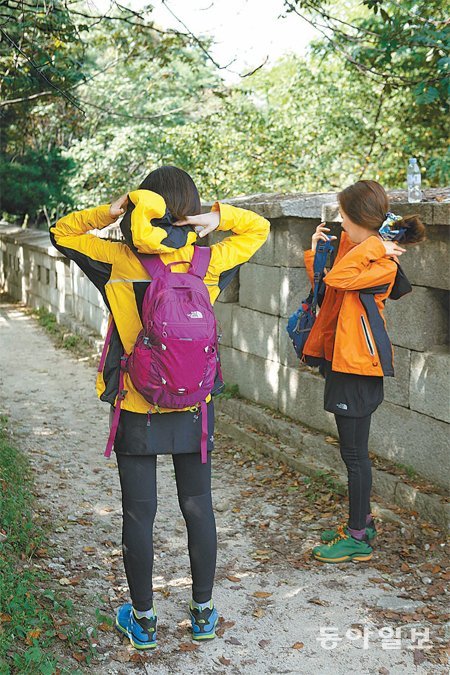 17일 서울 종로구 삼청동 북악산 성곽길 중턱에서 이유미 씨(왼쪽)와 이규리 씨가 잠시 휴식을 취한 뒤 출발할 준비를 하고 있다. 두 사람은 처음엔 재킷을 입지 않았지만, 쉬면서 땀이 식자 체온을 유지하기 위해 재킷을 갖춰 입었다. 정철훈 사진작가 제공
