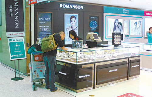 시계브랜드 로만손은 최근 인천국제공항 면세점에 첫 단독 매장을 열었다. 신제품을 비롯해 해외 매장에서만 볼 수 있던 다양한 모델들을 구입할 수 있다. 로만손 제공