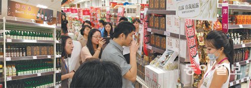 중국 베이징에 위치한 대형마트 이온(AEON)의 한국 술 매장에서 30도 소주 ‘명품진로’ 시음행사를 진행하고 있다. 하이트진로 제공