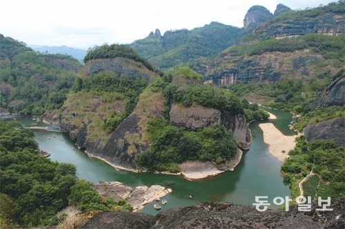 우이산의의 아홉마리 용이 죽어 아홉구비 물길을 이뤘다는 전설의 주취시를 톈유펑(天游峰) 오르는 길에 바라본 모습. 우이산=조성하 여행전문 기자 summer@donga.com