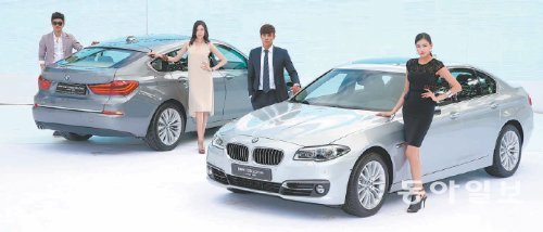 “한층 멋있어졌죠?” 25일 서울 중구 장충동 반얀트리 클럽 앤 스파 서울에서 열린 BMW그룹코리아의 신차 출시 행사에서 모델들이 ‘뉴 528i 
xDrive’(오른쪽)와 ‘뉴 그란투리스모 30d xDrive’를 소개하고 있다. 장승윤 기자 tomato99@donga.com
