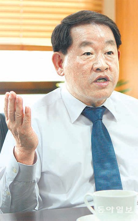 강호갑 한국중견기업연합회장이 25일 동아일보와의 인터뷰에서 “중견기업 정책은 ‘지원’이 아닌 ‘육성’에 초점을 맞춰야 한다”고 강조하고 있다. 한국중견기업연합회 제공