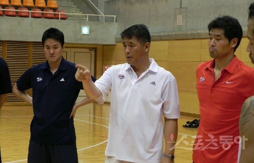 오리온스 추일승 감독(가운데)이 25일 일본 오키나와 전지훈련 도중 선수들을 지도하고 있다. 사진｜정지욱 기자