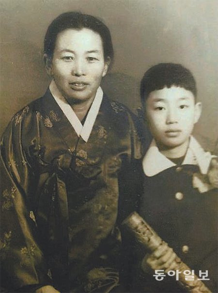 이정일 소장의 할머니 김봉예 씨(왼쪽)와 아버지 이강수 씨. 이정일 소장 제공