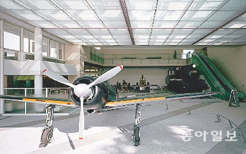 일본 도쿄 야스쿠니신사 역사박물관에 전시된 ‘제로센’은 언제라도 날아갈 준비가 된 듯 창밖을 바라보고 있다. 제로센은 일본 군국주의의 표상으로 남아 있다. 야스쿠니신사 역사박물관 홈페이지 캡처