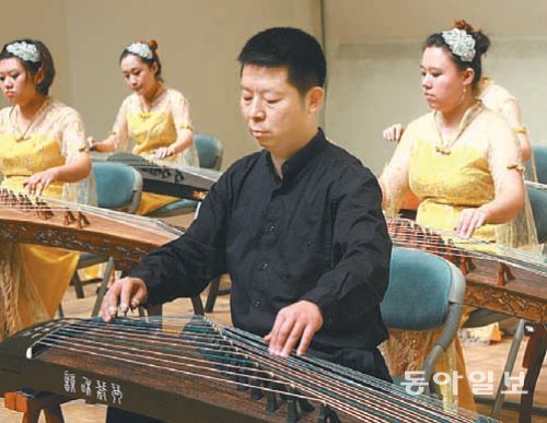 2011년 9월 대전을 방문해 구정을 연주하는 장퉁 교수(앞쪽 검은 옷). 그는 “중국과 한국의 전통음악인 구정과 가야금은 운율의 맛을 특히 중시하는 민족의 역사이며 문화이고 (소통을 위한) 부호라는 공통점을 가지고 있다”고 말했다. 청흥 제공