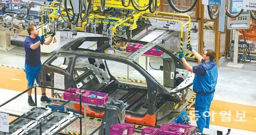 생산공정부터 친환경 13일(현지 시간) 독일 라이프치히 BMW 공장에서 근로자들이 전기차 ‘i3’를 조립하고 있다. 이 공장은 전기차를 만들 때 필요한 전력을 100% 친환경 에너지로 충당한다. BMW그룹코리아 제공