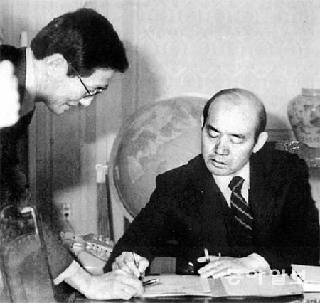 김재익 수석비서관(왼쪽)이 1981년 전두환 대통령에게 경제현안을 설명하며 결재를 받고 있는 모습．동아일보DB