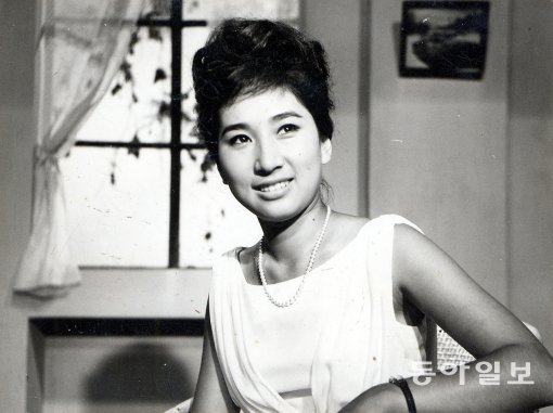 신성일의 원래 결혼상대였던 공미도리는 1964년 동아일보와의 인터뷰에서 현대적 패션을 과시했다. 동아일보DB