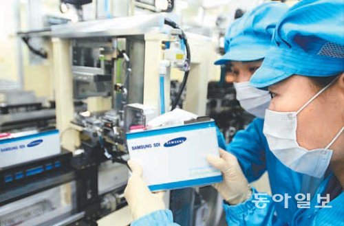 삼성SDI 울산사업장 생산라인에서 직원들이 전기자동차용 배터리 제품을 살펴보고 있다. 삼성SDI 제공
