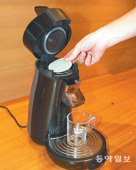 필립스전자와 남양유업이 함께 만든 ‘파드 식스 커피 머신’. 기계 뚜껑을 열어 ‘파드커피’를 넣고 단추만 누르면 ‘핸드드립’으로 내린 것과 같은 커피를 맛볼 수 있다. 남양유업 제공