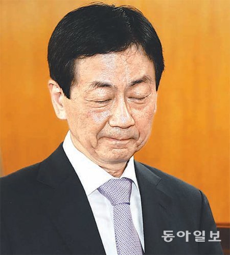 진영 전 보건복지부 장관이 30일 저녁 서울 종로구 계동 보건복지부 청사에서 열린 이임식에서 잠시 눈을 감은 채 생각에 잠겨 있다. 박영대 기자 sannae@donga.com