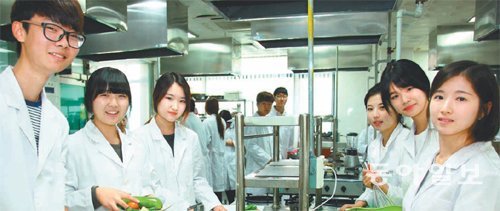 한남대 식품영양학과 학생들이 대전 유성구 대덕밸리캠퍼스 조리실에서 실습수업을 하고 있다. 한남대 제공