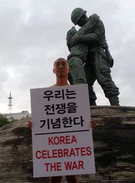 강의석 씨가 서울 용산구 전쟁기념관 ‘형제의 상’ 앞에서 알몸 상태로 ‘국군의 날 기념행사 반대’ 피켓을 들고 있다. 강의석 씨 페이스북