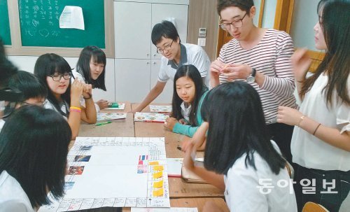 대구 동변중 학생들이 국어시간에 직접 만든 게임판을 가지고 놀며 ‘살아 있는’ 공부를 하고 있다. 블록 타임제를 실시 중인 이 학교는 하루에 한 번 이론에 실기를 병행한 수업을 진행 중이다. 동변중 제공