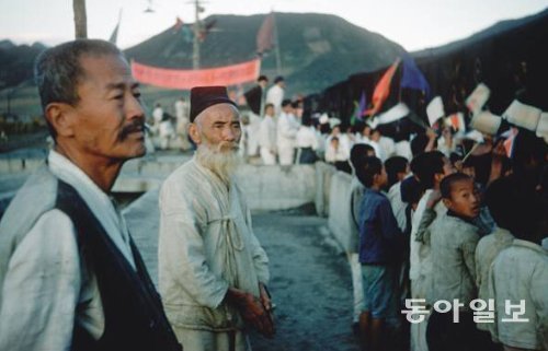 1953년 북한 압록강 중류 연안에 있는 자강도(평북) 만포의 기차역에서 체코슬로바키아 중립국감독위원단이 찍은 중공군 환송 행사. 행사에 동원된 노인들의 눈빛에서 만감이 교차한다. 서울역사박물관 제공