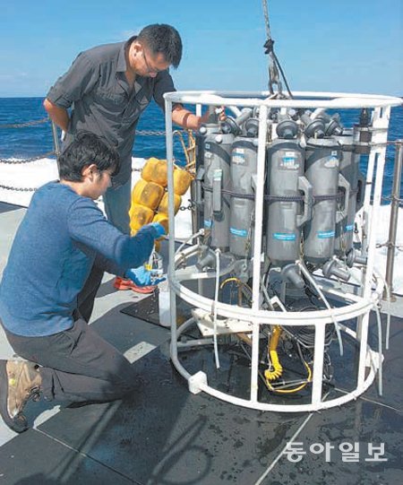 동해연구소 연구원들이 ‘로젯 샘플러’를 바다 밑으로 보낼 준비를 하고 있다. 로젯 샘플러는 아래위로 열려 있는 원통형 장비를 원하는 깊이까지 넣어 바닷물을 채취해 온도, 염분, 용존산소량 등을 측정할 수 있다. 동해연구소 제공