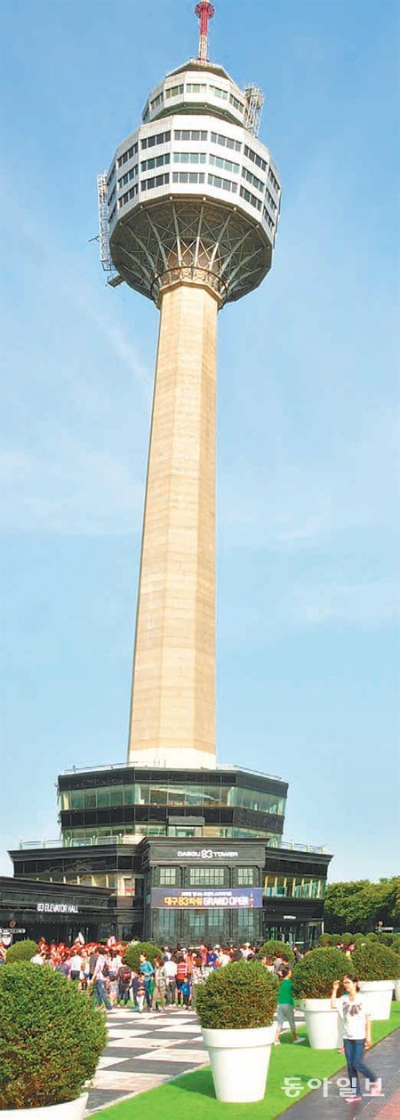 3일 재개장한 대구 83타워를 찾은 시민들이 야외 광장을 둘러보고 있다. 이월드 제공