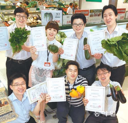 1일 서울 송파구 잠실동 롯데마트 잠실점 매장에서 롯데마트 채소팀 바이어들이 ‘채소 소믈리에’ 및 ‘쌀 소믈리에’ 자격증을 들고 포즈를 취했다. 앞줄 왼쪽부터 최인석 책임, 도형래 대리, 박종기 대리, 이정철 책임, 정재훈 사원, 권희란 사원, 이승용 책임. 최혁중 기자 sajinman@donga.com