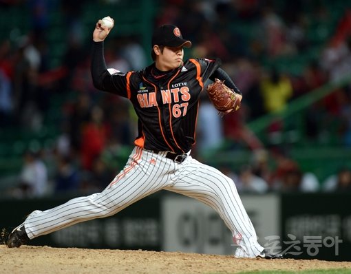 롯데 김성배는 올 시즌 고독한 마무리 자리를 지키며 30세이브 고지까지 정복했다. 마무리의 중압감과 싸우다보니, “오승환(삼성)이 대단하다”는 말이 절로 나왔다. 팀의 주축투수로서 그는 개인보다 팀을 먼저 생각하고 있다. 스포츠동아DB