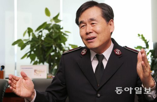 박종덕 신임 한국구세군 사령관은 “처음 구세군이 됐을 때의 열정을 언제나 기억하려고 노력한다”고 했다. 부인 윤은숙 씨도 6일 그와 함께 구세군 여성사업총재로 취임한다. 구세군은 세계구세군 대장 20명 중 3명이 여성일 정도로 여성에게 장벽이 없는 교단이다. 박 사령관의 장남도 경북 청송군의 이촌영문 담임사관이다. 박영대 기자 sannae@donga.com