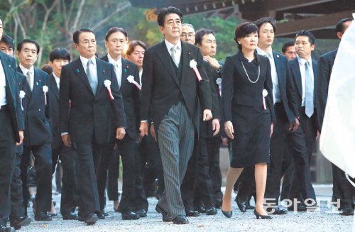 아베 신조 일본 총리(가운데)가 2일 부인 아키에 여사(아베 총리 오른쪽), 아소 다로 부총리(아베 총리 왼쪽)와 함께 이세신궁 식년천궁 의식에 참석하기 위해 입장하고 있다. 일본에서는 아베 총리의 이번 행사 참석이 헌법 위반이며 군국주의 시절로의 회귀라는 비판이 나오고 있다. 아사히신문 제공