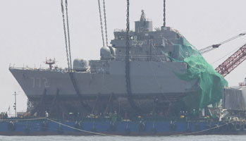 2010년 4월 24일 크레인으로 인양돼 바지선 위에 올려진 천안함 함수.