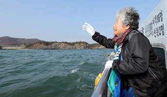 3월 27일 백령도 인근 천안함 폭침 해역에서 열린 천안함 46용사 해상 위령제에서 유가족들이 오열하고 있다.