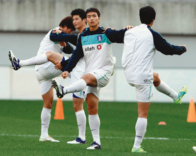 서울월드컵경기장에서 기성용, 이동국 등 축구 국가대표팀 선수들이 스트레칭으로 몸을 풀고 있다. 활동성 스트레칭은 정지성 스트레칭의 부작용을 줄인다.