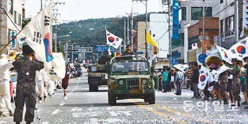 5일 오후 강원 양양군 양양읍에서 38선 돌파 기념 시가행진이 진행됐다. 1950년 10월 1일 국군이 처음으로 양양 지역에서 38선을 돌파한 것을 기념하기 위한 행사다. 한국수력원자력 제공