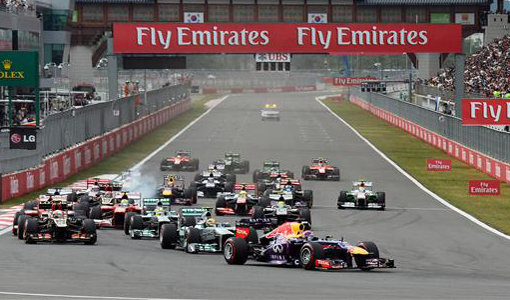 세바스티안 페텔(오른쪽 맨 앞)이 6일 전남 영암 코리아 인터내셔널 서킷에서 열린 2013 F1 코리아 그랑프리 결선 레이스 첫 번째 코너를 압도적인 스피드와 컨트롤을 앞세워 가장 먼저 빠져나가고 있다. 사진제공｜F1 조직위