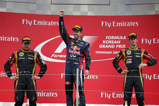 F1 코리아 그랑프리에서 시즌 8번째 우승을 차지한 세반스티안 페텔(가운데)이 시상대에 올라 환호하고 있다. 왼쪽 키미 라이코넨(로터스·2위), 오른쪽 로맹 그로장(로터스·3위).사진제공｜F1 조직위