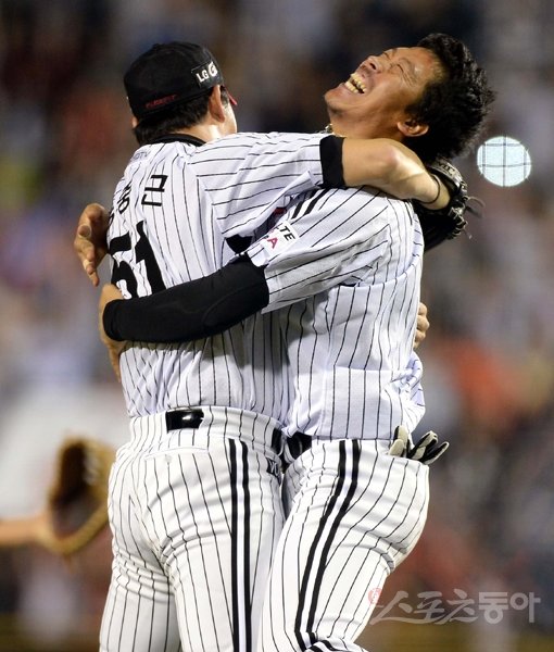 LG 봉중근(왼쪽)과 주장 이병규가 5일 잠실 두산전에서 승리해 플레이오프 직행에 성공하자 얼싸안고 함께 뛰어오르며 기뻐하고 있다. 잠실｜김민성 기자 marineboy@donga.com 트위터 @bluemarine007