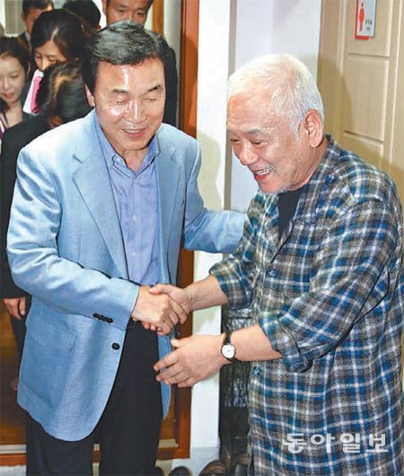 민주당 김한길 대표(오른쪽)와 손학규 전 대표가 6일 오후 서울 종로구 내자동의 한 식당에서 만난 뒤 헤어지기 직전 악수를 하고 있다. 이훈구 기자 ufo@donga.com