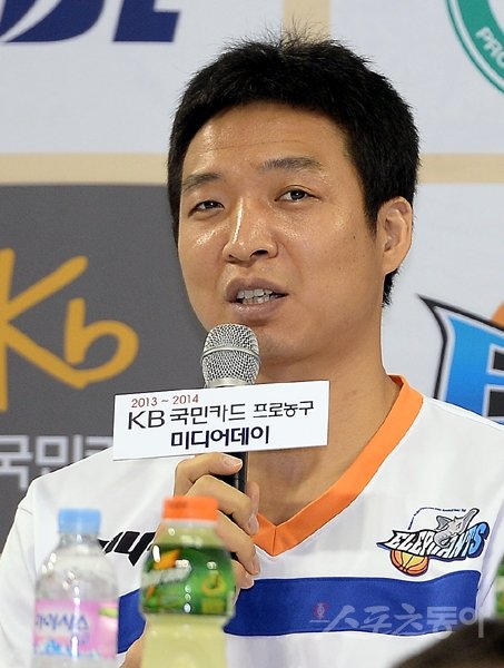 2013-2014시즌 KBL 프로농구 미디어데이가 서울 잠실학생체육관에서 열렸다. 인천전자랜드 이현호가 취재진의 질문에 답하고 있다. 김종원기자 won@donga.com 트위터@beanjjun