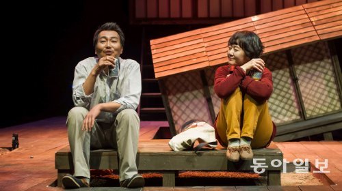 연극 ‘아버지의 집’에서 미묘한 관계의 건축과 교수 지용(왼쪽·김학선)과 제자(김정은)가 캔맥주를 마시며 이야기를 나누고 있다. 남산예술센터 제공