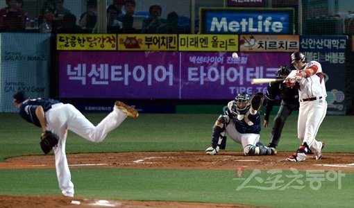 그의 가을은 홈런으로 시작됐다. 넥센 박병호(오른쪽 끝)가 8일 목동에서 열린 두산과의 준플레이오프 1차전 1회말 2사 후 중월솔로홈런을 쏘아올리고 있다. 자신의 생애 첫 포스트시즌 타석에서 터뜨린 홈런포였다. 목동｜김민성 기자 marineboy@donga.com 트위터@bluemarine007