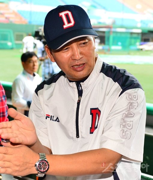 8일 저녁 서울 목동야구장에서 열린 2013프로야구 넥센과 두산의 준플레이오프 1차전에서 두산 김진욱 감독이 취재진과 인터뷰를 하고 있다.목동ㅣ박화용 기자 inphoto@donga.com 트위터 @seven7sola