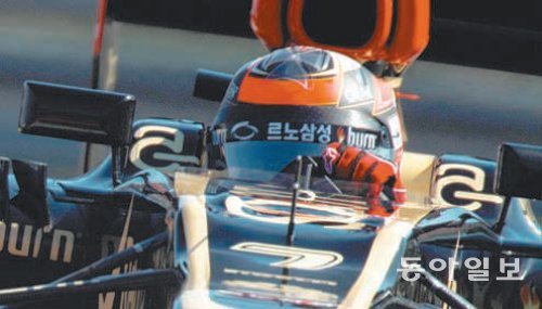 6일 F1 코리아 그랑프리 결승전에서 서킷 위를 질
주하고 있는 키미 라이코넨(핀란드)의 헬멧에 새겨
진 르노삼성자동차 한글 로고. 르노삼성자동차 제공