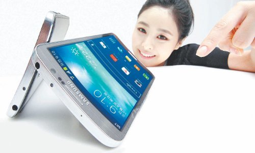 삼성전자가 세계 최초로 플렉시블 디스플레이를 적용한 곡면 스마트폰 ‘갤럭시 라운드’를 선보인다. 출시를 하루 앞둔 9일 삼성전자 모델이 서울 강남구 삼성동 코엑스 갤럭시존에서 갤럭시 라운드를 소개하고 있다. 삼성전자 제공