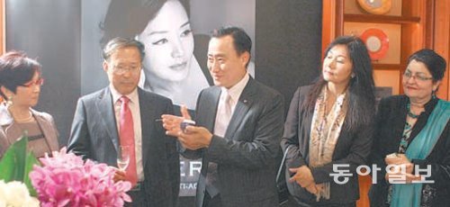 이해선 CJ오쇼핑 대표(가운데)가 8일 각국 주한대사 부인들을 초청한 자리에서 자사의 캐비아 화장품 ‘르페르’를 소개하고 있다. CJ오쇼핑 제공