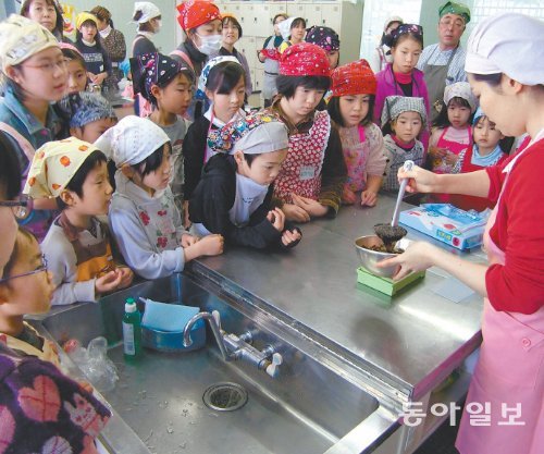 일본 야마구치 현 우베 시의 한 초등학교 식당에서 영양사가 아이들에게 급식에 앞서 식재료에 대해 설명하고 있다. 우베 시는 지역 
농협, 생산농가, 학교급식센터 등이 ‘학교급식 응원단’을 만들어 지역 농산물을 학교급식에 공급하는 운동을 펼치고 있다. 우베 시 
제공