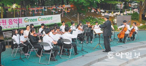 경기 성남시 분당구 야탑3동 상희공원에서 올해 5월 개최된 상희공원 음악회에 참가한 학생들이 연주를 하고 있다.
